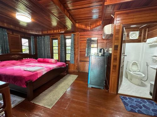 Un dormitorio con una cama, una ducha y un inodoro. en Thip Siam Village, en Ao Nam Mao