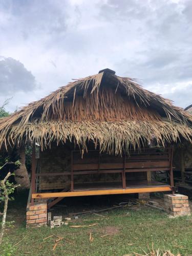 eine Strohhütte mit Strohdach in der Unterkunft Meechok organic home in Ao Nang Beach