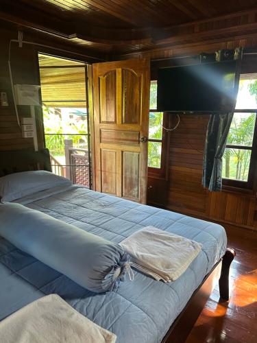 Un dormitorio con dos camas y un televisor de pantalla plana. en Thip Siam Village, en Ao Nam Mao