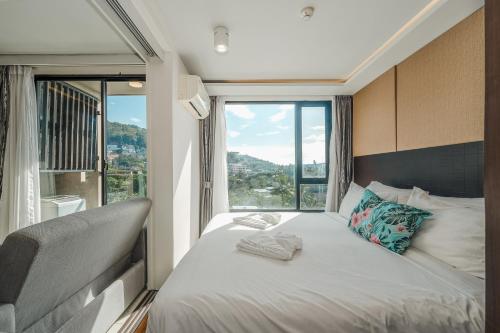 Postel nebo postele na pokoji v ubytování C153 The Aristo Luxury Beach Resort Phuket