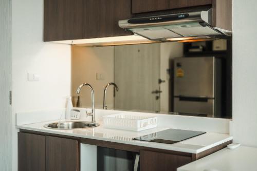 Kuchyň nebo kuchyňský kout v ubytování C153 The Aristo Luxury Beach Resort Phuket