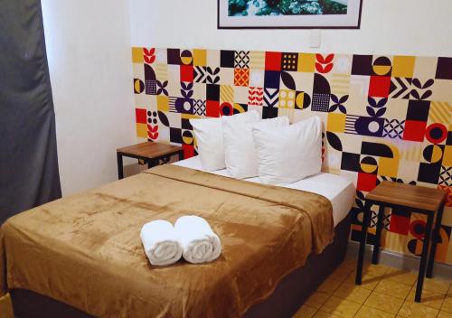 a hotel room with a bed with two towels at Depa a 3 min de Plaza Portales in Veracruz