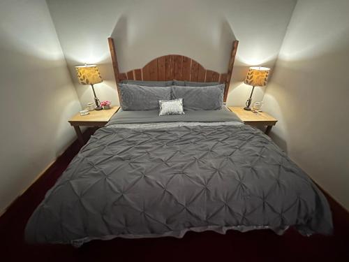 una camera da letto con un letto con due lampade su due tavoli di Cedar Creek Cabins a Eureka Springs