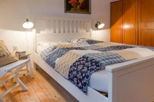 ein Schlafzimmer mit einem Bett und einem Schreibtisch mit einer Lampe in der Unterkunft Altes Forstamt im Teutoburger Wald-Fewo Hofgarten in Altenbeken