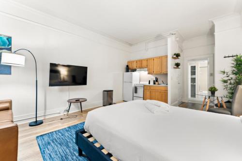 Μια τηλεόραση ή/και κέντρο ψυχαγωγίας στο Furnished Apartment in Downtown
