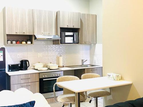 Η κουζίνα ή μικρή κουζίνα στο The Bolton Rosebank, Rosey Cosy Escape