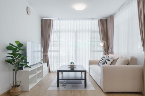 Χώρος καθιστικού στο Huai Khwang Cozy Home Comforts