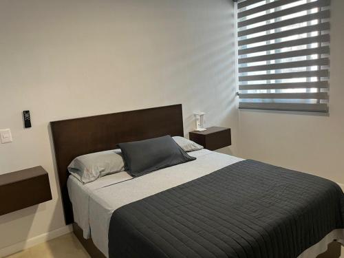 Ένα ή περισσότερα κρεβάτια σε δωμάτιο στο New Modern Condo with Air-condition