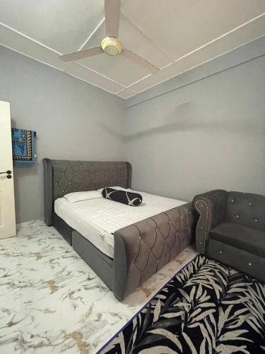 Ένα ή περισσότερα κρεβάτια σε δωμάτιο στο D' Alamanda HOMESTAY CHINI