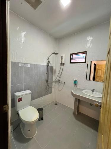 Ένα μπάνιο στο Noza INN