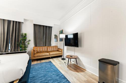 Μια τηλεόραση ή/και κέντρο ψυχαγωγίας στο Furnished Apartment in Downtown
