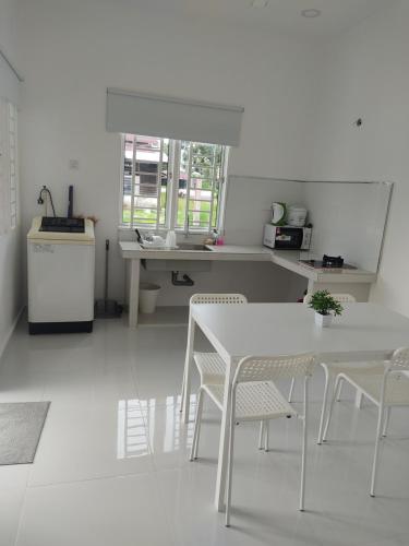 Kuchyň nebo kuchyňský kout v ubytování Homestay Bajet Cikgu Amin