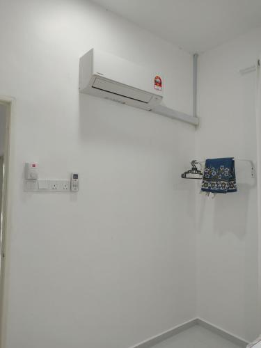 a white kitchen with a sink and a shelf at Homestay Bajet Cikgu Amin in Bagan Serai