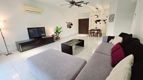 TV a/nebo společenská místnost v ubytování Noble Villa Condo Georgetown City Center Macalister 3 Bedroom 2 Carpark