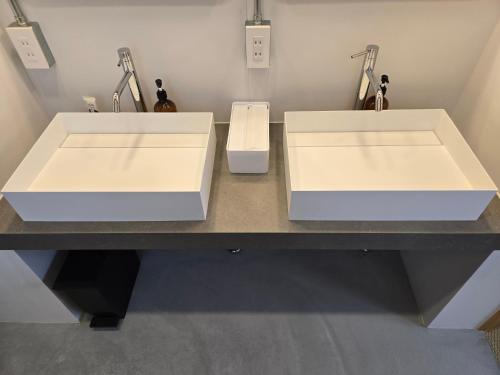two white sinks on a counter in a bathroom at 三笠館Mikasakan 別館 in Kinokawa