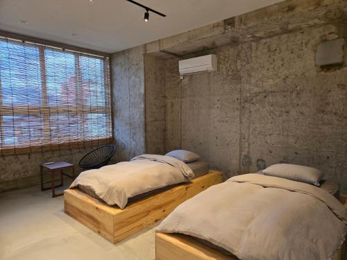 a bedroom with two beds and a window at 三笠館Mikasakan 別館 in Kinokawa