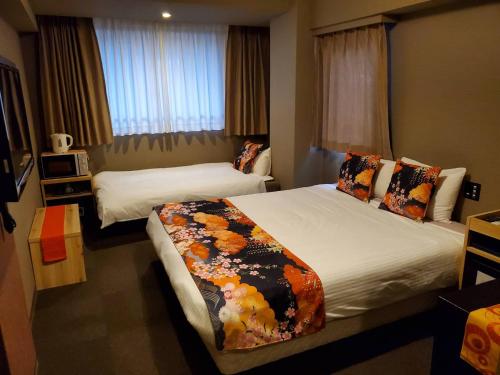 Postel nebo postele na pokoji v ubytování HOTEL LEGASTA KYOTO SHIRAKAWA SANJO