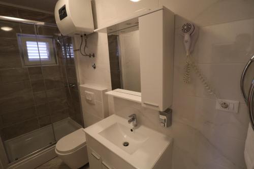 プリモシュテンにあるApartmani Bilokapićのギャラリーの写真