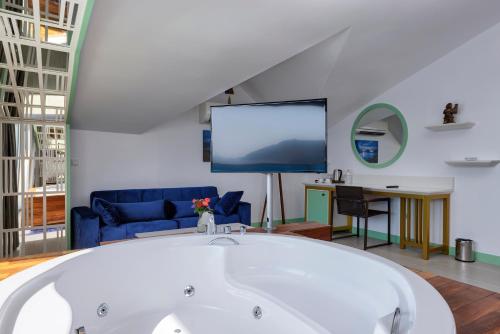 TV a/nebo společenská místnost v ubytování Sea View Hotel