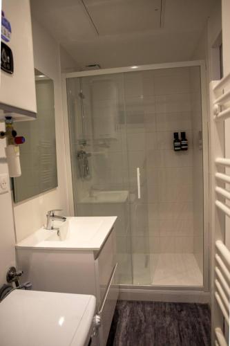 une salle de bain avec une douche, un lavabo et des toilettes dans l'établissement La Tulipe - Confortable - un véritable cocon, à Niort
