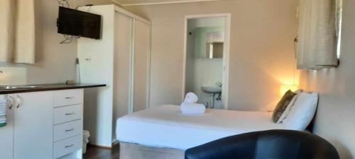 Ένα ή περισσότερα κρεβάτια σε δωμάτιο στο Blue Dolphin Caravan Park Yeppoon