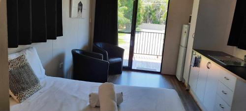 Kuchyň nebo kuchyňský kout v ubytování Blue Dolphin Caravan Park Yeppoon