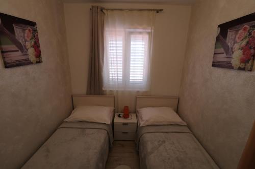 プリモシュテンにあるApartmani Bilokapićのギャラリーの写真