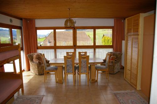 una sala da pranzo con tavolo e sedie di BnB Villa Moncalme a Travers