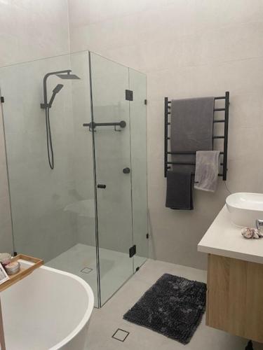 Bilik mandi di Lg Qs Rm Private Luxury Bathrm Strictly NON SMOKERS and Genuine Travellers ONLY over 25