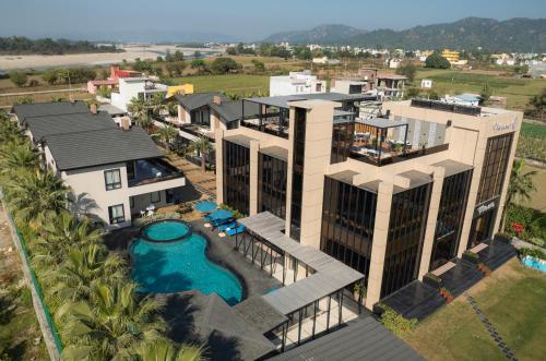 una vista aérea de una casa con piscina en Villasita Resort, en Kankhal