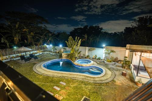 Piscina en o cerca de A Skylight Cabin