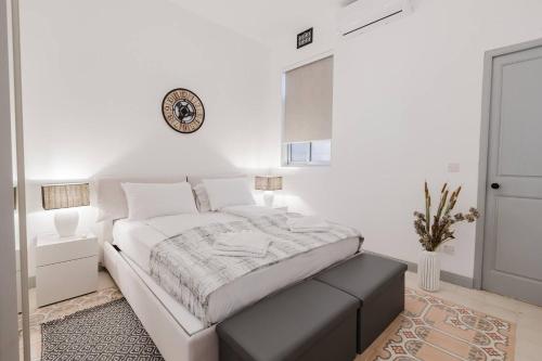 Postel nebo postele na pokoji v ubytování Townhouse Sliema 2bed By Homely!