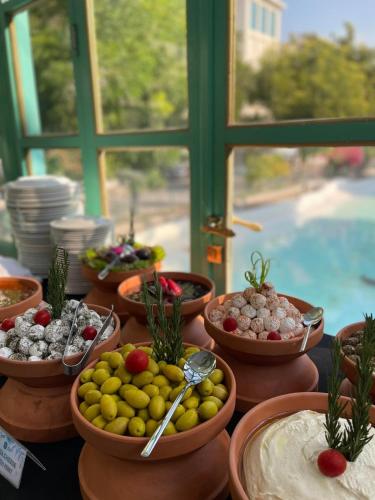 een tafel met kommen groenten en fruit erop bij Nordic Resort in Manamah