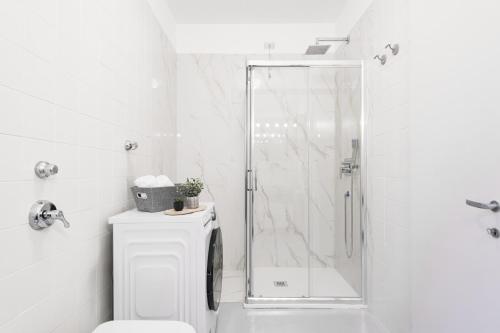 une salle de bain blanche avec douche et toilettes dans l'établissement Easylife - Milano - Romana 51 - Porta Romana, à Milan