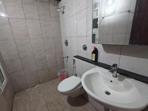 BayappanhalliにあるGreenFieldの白いトイレと洗面台のあるバスルーム