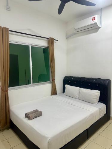 Кровать или кровати в номере Anaqi Homestay Tawau Sabah