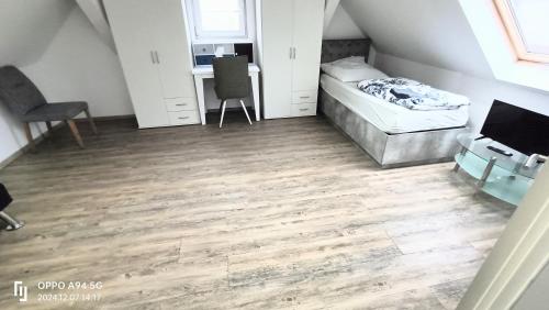 a small room with a bed and a desk at FMI33 Next to Airport in Kelsterbach