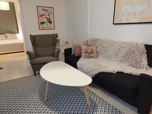 ein Wohnzimmer mit einer Couch und einem Sessel in der Unterkunft Vecchia Casa in Volos