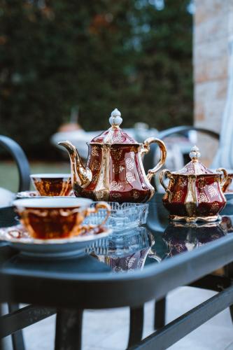 a table with two tea pots and cups on it at 2K Eco Villa in Plagiárion