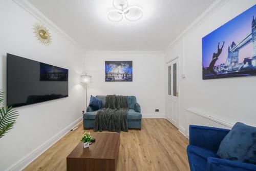 TV a/nebo společenská místnost v ubytování Exclusive 3 bed House in Welling, London