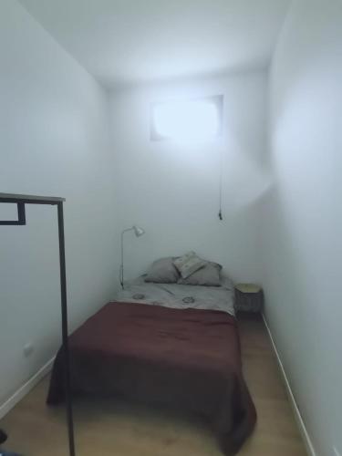 une chambre avec un lit dans une pièce blanche dans l'établissement cardo village, à Bastia