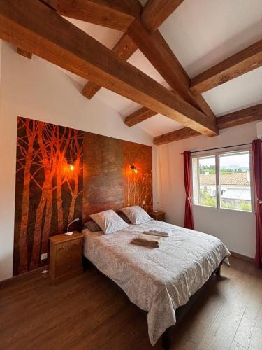 une chambre avec un lit et un tableau au mur dans l'établissement Superbe villa neuve à 5 mn du centre, à Saint-Rémy-de-Provence