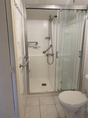 une salle de bain avec douche et toilettes dans l'établissement Escapade en normandie avec soins bien être, à Le Chambray