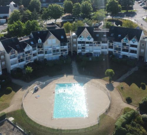 - une vue aérienne sur la piscine en face de certains appartements dans l'établissement résidence du soleil, à Arzon