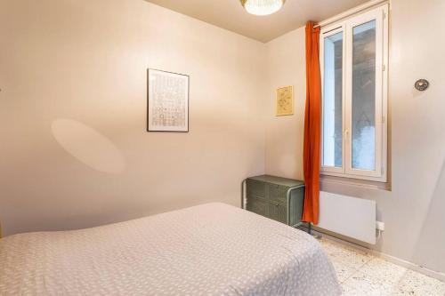 une chambre avec un lit et une fenêtre dans l'établissement Revest, à Sète