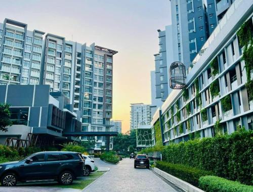 eine Stadtstraße mit Autos vor hohen Gebäuden in der Unterkunft Apartment Celadon City Tân Phú - 2 PHÒNG NGỦ in Ho-Chi-Minh-Stadt