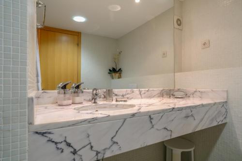 Beautiful two bedroom apartment in Lagos Marina with shared pool