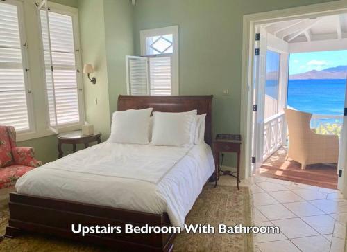OCEANFRONT 3BR-3Bath Villa Spectacular Views Poolにあるベッド