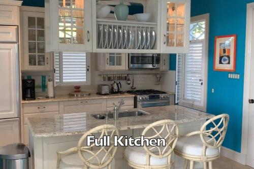OCEANFRONT 3BR-3Bath Villa Spectacular Views Poolにあるキッチンまたは簡易キッチン