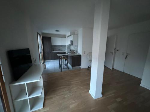 Cet appartement vide comprend une cuisine et un salon. dans l'établissement Studio Chablais Park, à Annemasse